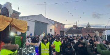 La batucada, hadas, palomas y caballos guían a los Reyes Magos en Castellanos