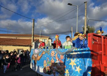 Los Reyes Magos comienzan su recorrido y el reparto de caramelos y regalos entre los niños de Doñinos