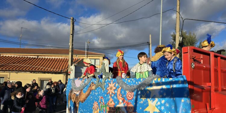 Los Reyes Magos comienzan su recorrido y el reparto de caramelos y regalos entre los niños de Doñinos