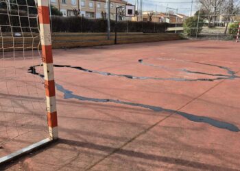 Los vándalos destrozan la pista deportiva del parque de La Hormiga de Doñinos