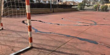 Los vándalos destrozan la pista deportiva del parque de La Hormiga de Doñinos