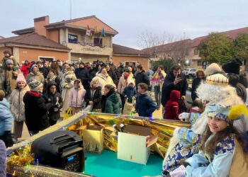 La Cabalgata de los Reyes Magos recorre Monterrubio ante la mirada ilusionada de los más pequeños