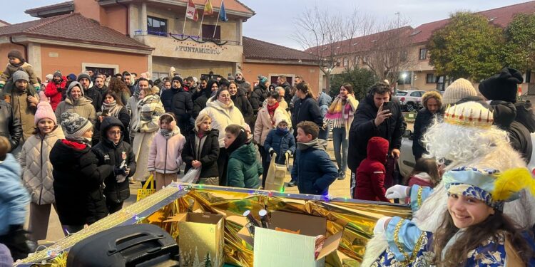 La Cabalgata de los Reyes Magos recorre Monterrubio ante la mirada ilusionada de los más pequeños