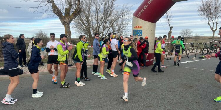 450 atletas se animan a correr el VI Duatlón Cross de Villamayor