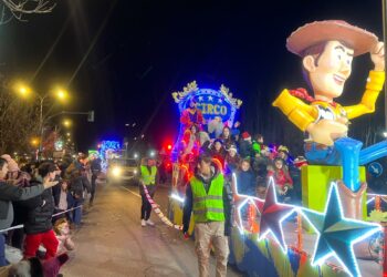 Melchor, Gaspar y Baltasar despliegan su magia en Villamayor acompañados por personajes infantiles