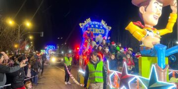 Melchor, Gaspar y Baltasar despliegan su magia en Villamayor acompañados por personajes infantiles
