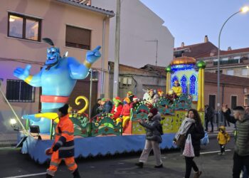 Los Reyes Magos reparten magia e ilusión a su paso por Villares