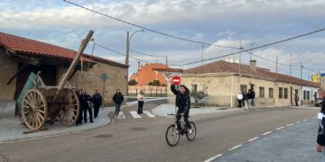 Divertida carrera de cintas de los Quintos de Villares