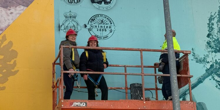 Los Quintos de 2006 de Villares estampan su sello en el mural dedicado a los jóvenes para iniciar su fiesta