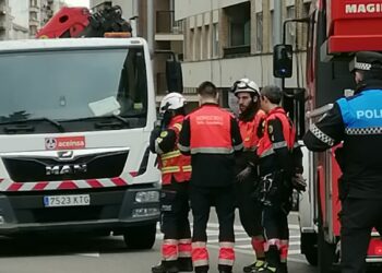 Un autobús urbano choca contra una farola y un edificio y deja 7 heridos