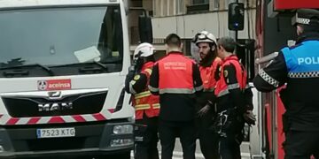 Un autobús urbano choca contra una farola y un edificio y deja 7 heridos