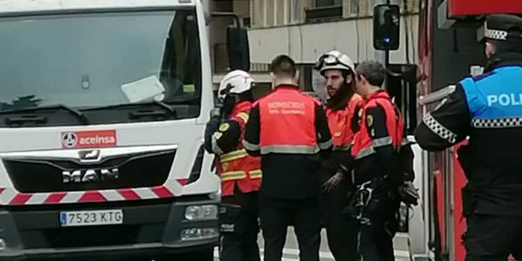 Un autobús urbano choca contra una farola y un edificio y deja 7 heridos