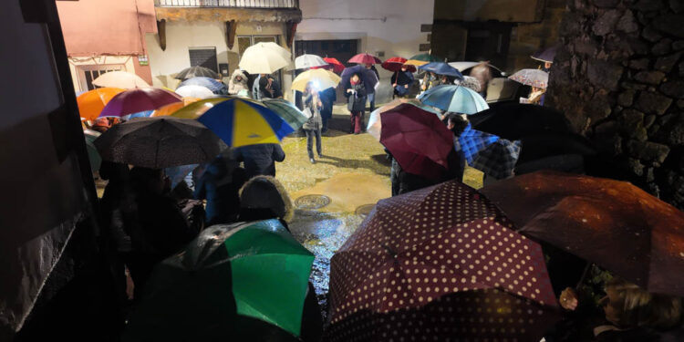 Más de 150 personas de San Esteban de la Sierra participan en la Alborada de las Fiestas de Santa Águeda