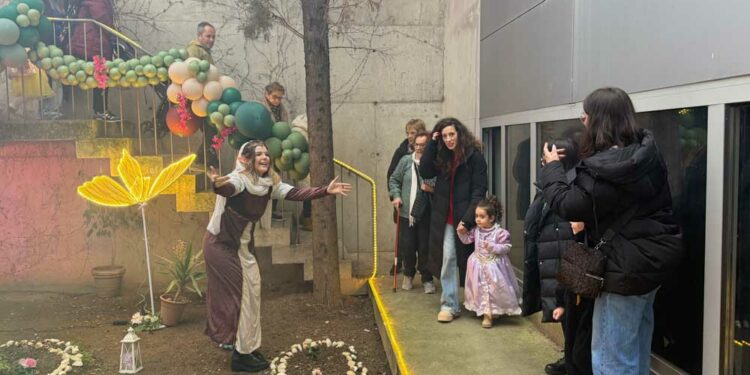 Las hadas, los duendes y los gnomos enseñan el mundo secreto y oculto del bosque encantado en Santa Marta