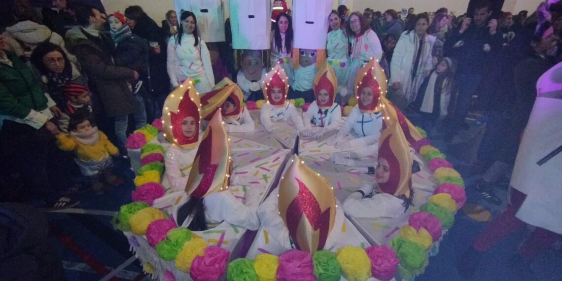 Las familias de Santa Marta disfrutan con elaborados y originales disfraces de la fiesta de Carnaval