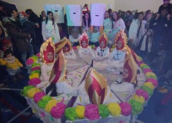 Las familias de Santa Marta disfrutan con elaborados y originales disfraces de la fiesta de Carnaval
