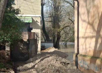 Santa Marta trabaja en el refuerzo de la orilla con diques de tierra para contener la crecida del Tormes