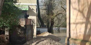 Santa Marta trabaja en el refuerzo de la orilla con diques de tierra para contener la crecida del Tormes