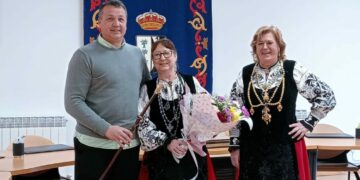 El alcalde de Doñinos entrega el bastón de mando a la aguedera de honor, Rosario Sánchez