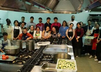 Crema de calabacín, macarrones con dos salsas, pan y crepes con chocolate, el menú elaborado por los alumnos de la USAL