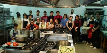 Crema de calabacín, macarrones con dos salsas, pan y crepes con chocolate, el menú elaborado por los alumnos de la USAL