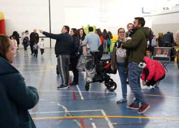 La fiesta infantil de San Blas reúne a cientos de niños en el Frontón Cerrado