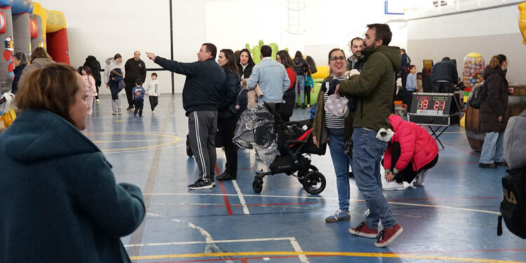 La fiesta infantil de San Blas reúne a cientos de niños en el frontón cerrado
