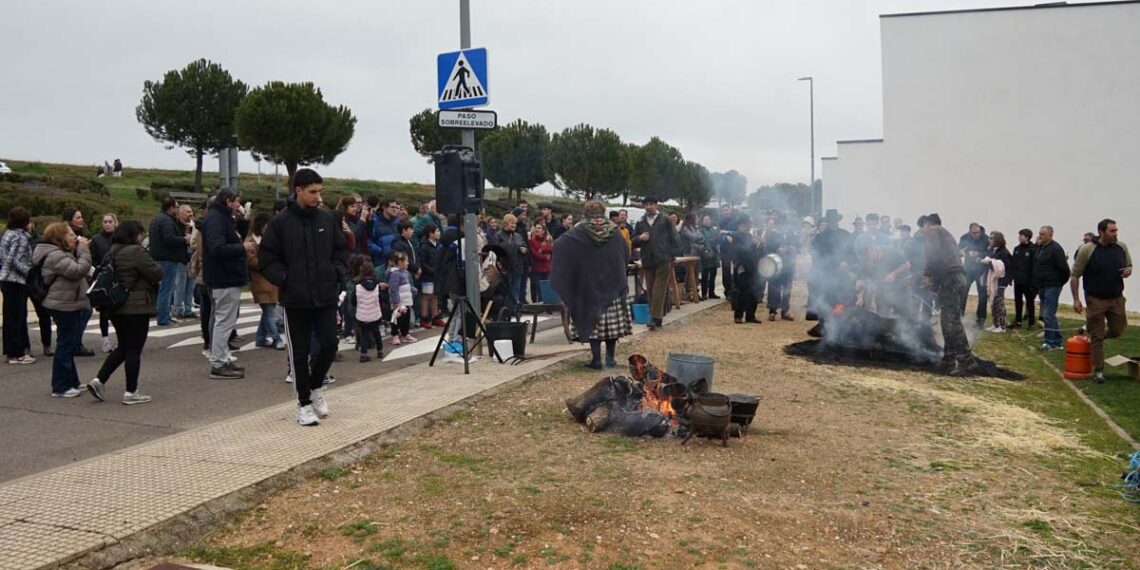 Chocolate, churros, jamón, huevos fritos y gran ambiente en Matanza Tradicional de Aldeatejada