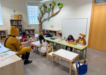 Los más pequeños demuestran su talento y sus habilidades en el taller de máscaras