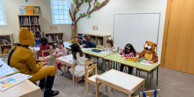 Los más pequeños demuestran su talento y sus habilidades en el taller de máscaras