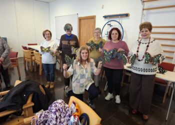 Elaboración de divertidas y elegantes mariposas en el taller organizado para los mayores de Santa Marta