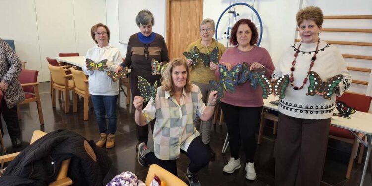 Elaboración de divertidas y elegantes mariposas en el taller organizado para los mayores de Santa Marta