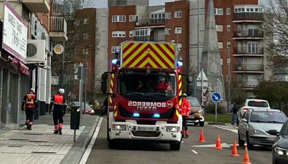 Los desprendimientos de una cornisa en la Avenida Portugal obligan a intervenir a los bomberos y a la Policía Local