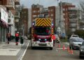 Los desprendimientos de una cornisa en la Avenida Portugal obligan a intervenir a los bomberos y a la Policía Local