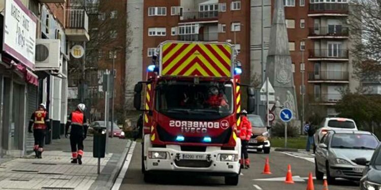 Los desprendimientos de una cornisa en la Avenida Portugal obligan a intervenir a los bomberos y a la Policía Local