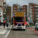 Los desprendimientos de una cornisa en la Avenida Portugal obligan a intervenir a los bomberos y a la Policía Local