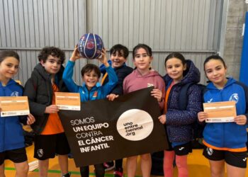 El Club Baloncesto Carbajosa recauda más de 700 euros para investigación contra el cáncer infantil