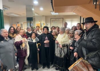 Carmen Ramos recibe el bastón de mando como aguedera mayor de Carbajosa