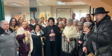 Carmen Ramos recibe el bastón de mando como aguedera mayor de Carbajosa