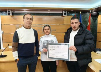 Carbajosa entrega los 502 euros recaudados en el III Mercado Navideño a la Asociación ELACYL