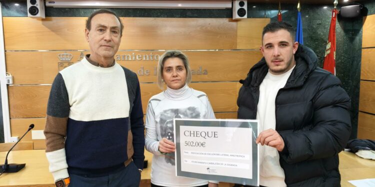 Carbajosa entrega los 502 euros recaudados en el III Mercado Navideño a la Asociación ELACYL