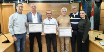 Carbajosa reparte los más de 2.550€ recaudados de la paella solidaria de las fiestas entre Pyfano, Aerscyl y Acecale