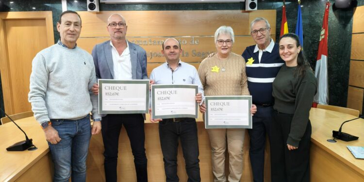 Carbajosa reparte los más de 2.550€ recaudados de la paella solidaria de las fiestas entre Pyfano, Aerscyl y Acecale