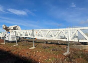 La estructura principal de la pasarela peatonal de unión entre los polígonos ya está en Carbajosa