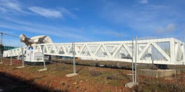 La estructura principal de la pasarela peatonal de unión entre los polígonos ya está en Carbajosa