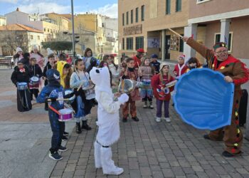 La tamborrada marca el ritmo del inicio del Carnaval en Carbajosa