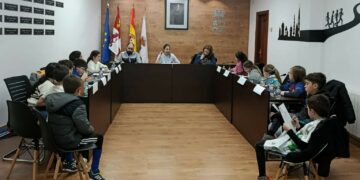 Más columpios, plantar flores, un huerto infantil y contenedores accesibles para ellos, principales propuestas de los niños de Castellanos