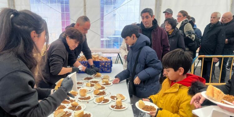 Los vecinos de Castellanos degustan los 60 kilos de chichas de la matanza