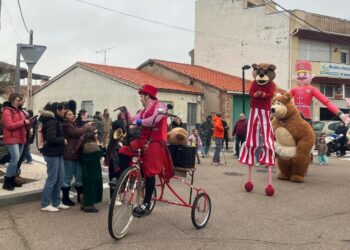 Frío y diversión en el pasacalles circense de Castellanos para celebrar el Carnaval