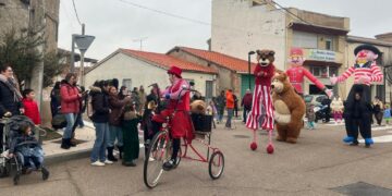 Frío y diversión en el pasacalles circense de Castellanos para celebrar el Carnaval